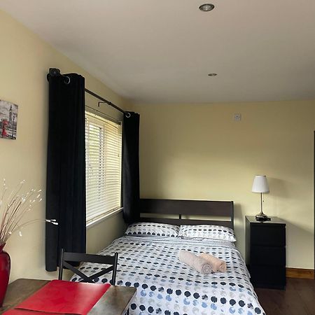 Studio-1-Staines/Heathrow/London-Own Entrance Luaran gambar