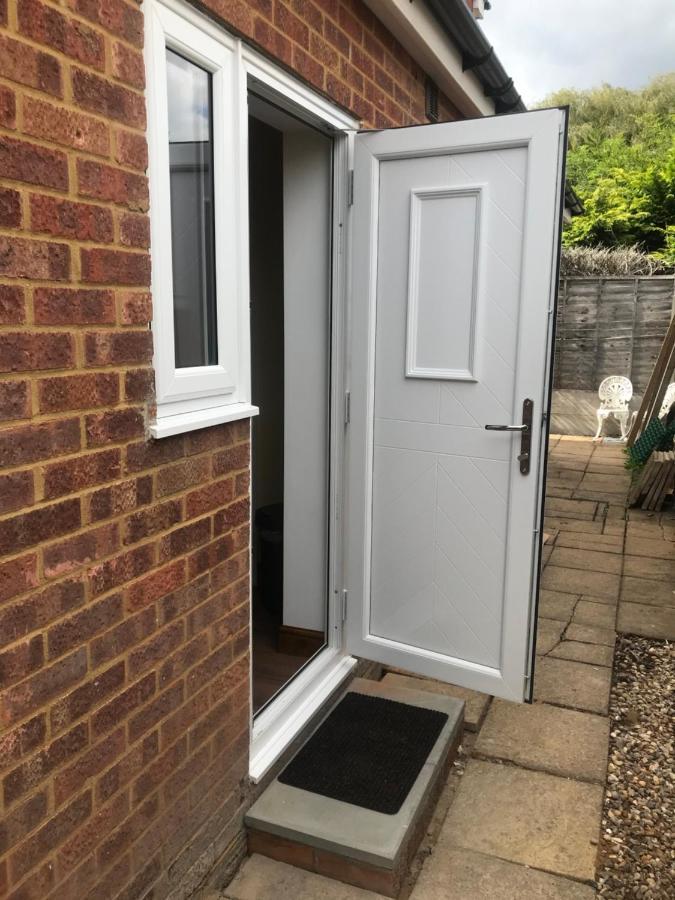 Studio-1-Staines/Heathrow/London-Own Entrance Luaran gambar