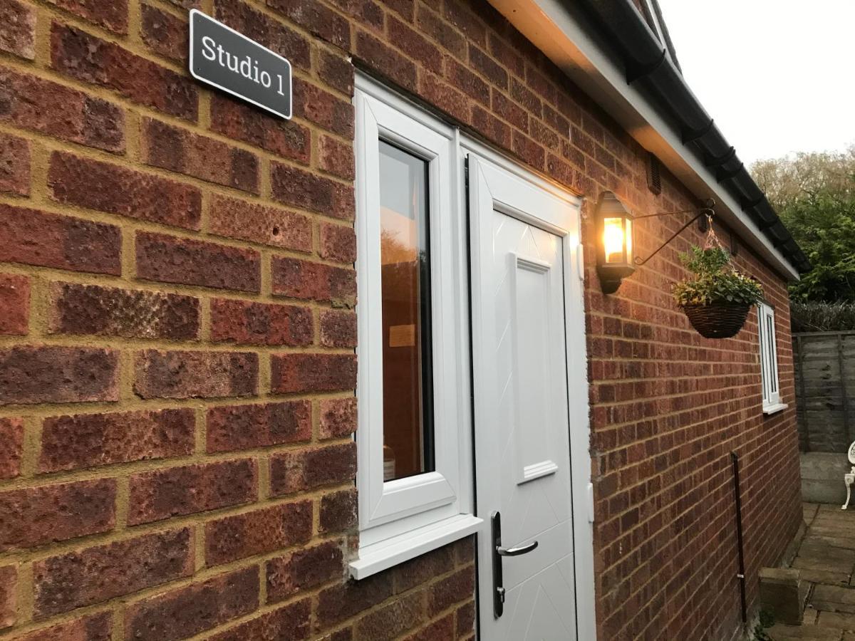 Studio-1-Staines/Heathrow/London-Own Entrance Luaran gambar