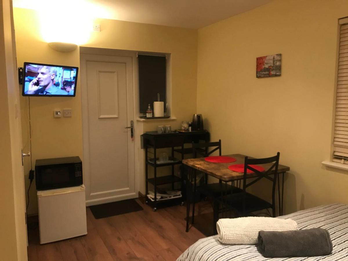 Studio-1-Staines/Heathrow/London-Own Entrance Luaran gambar