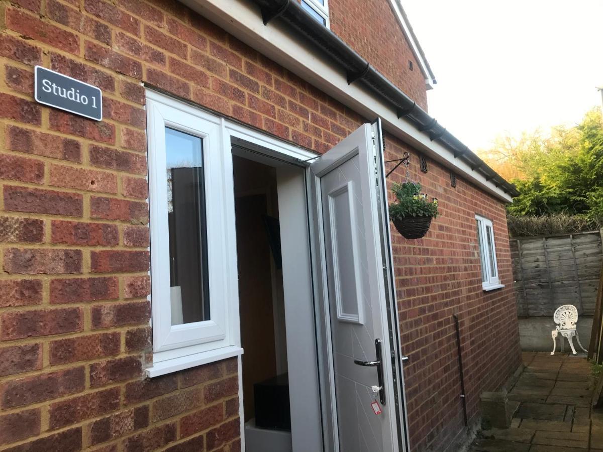 Studio-1-Staines/Heathrow/London-Own Entrance Luaran gambar