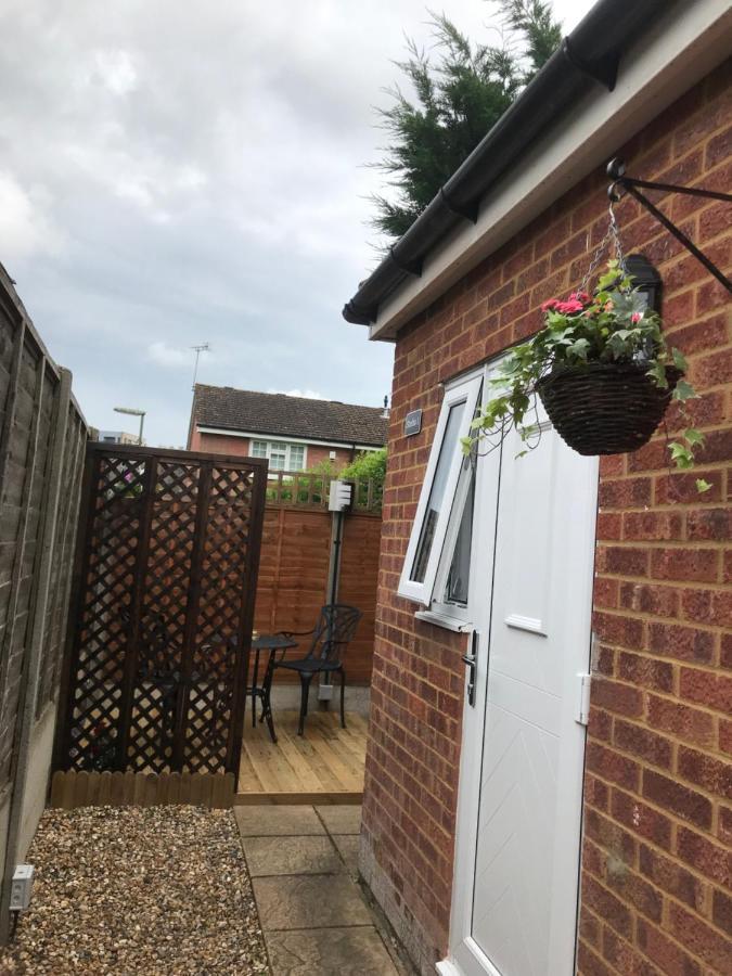 Studio-1-Staines/Heathrow/London-Own Entrance Luaran gambar