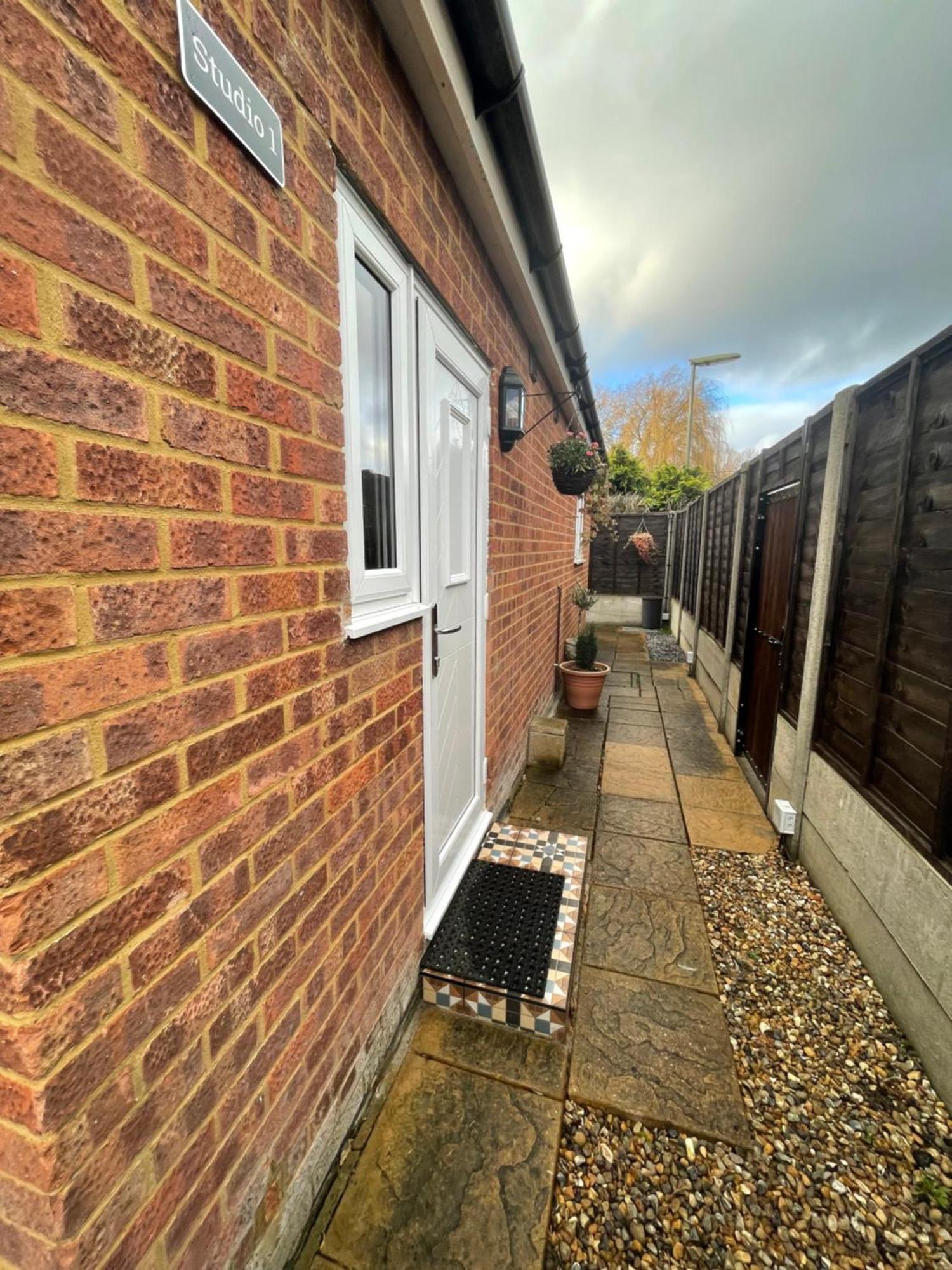 Studio-1-Staines/Heathrow/London-Own Entrance Luaran gambar